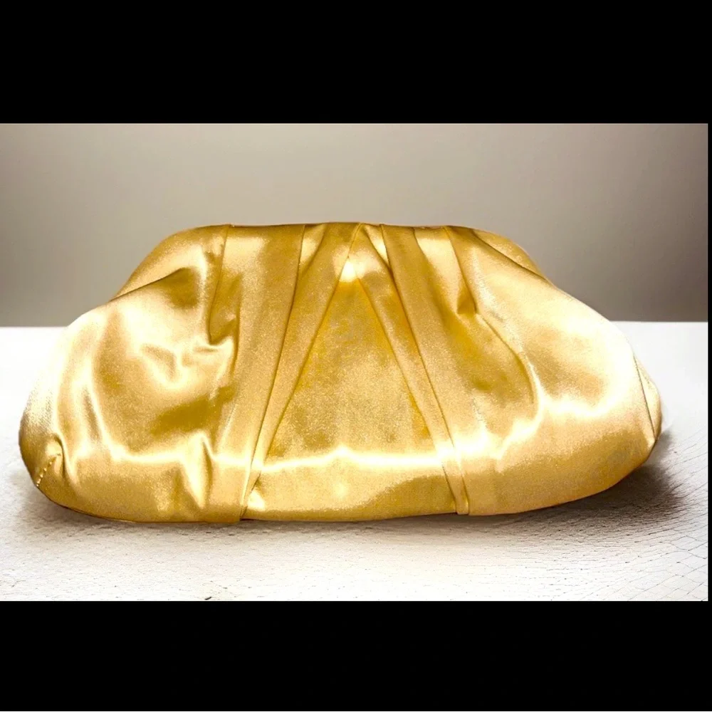 Badgley Mischka Gold Clutch Vintage Elegant Style Floral Pearls Rhinestones NWT